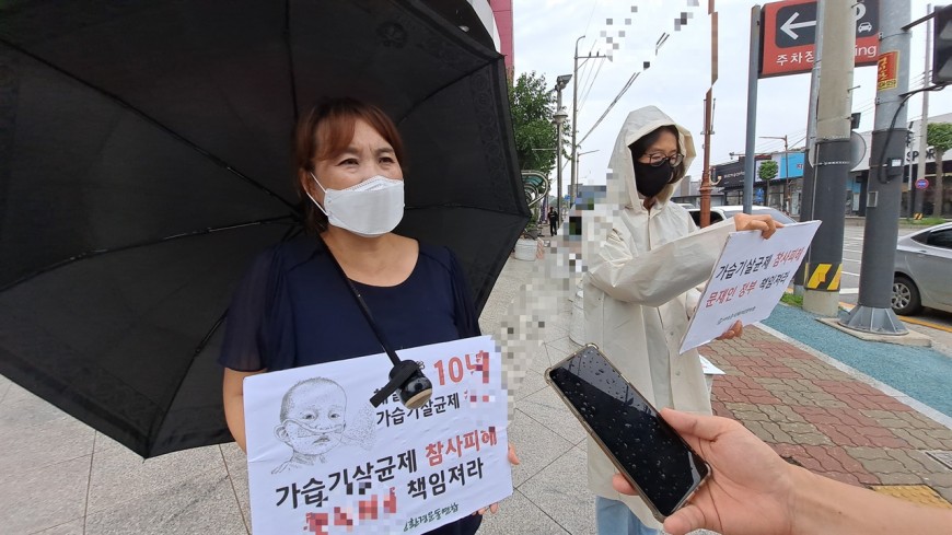 가습기 살균제 피해를 호소하고 있는 김정희씨. 김씨는 지난해 가습기 살균제 피해자로 공식 인정받았다.