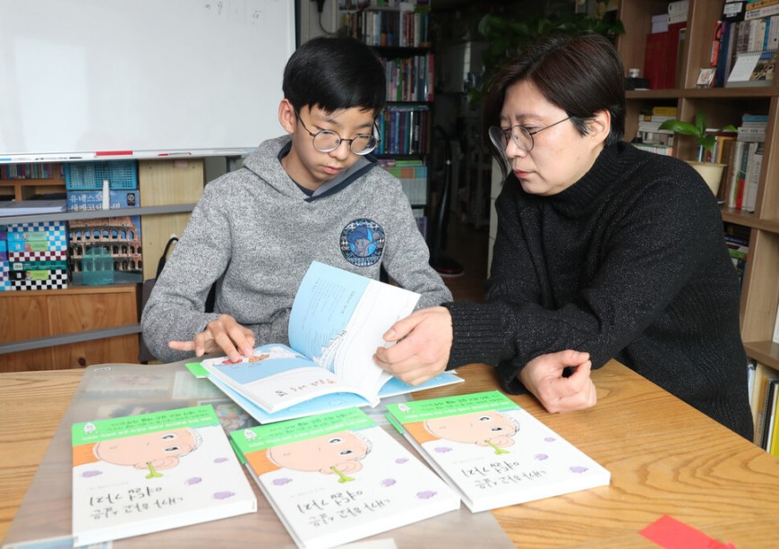 가습기 살균제 피해자 박준석군이 자신이 쓴 책 &amp;lt;내가 하고 싶은 여덟가지&amp;gt;를 엄마인 추준영씨와 함게 보고 있다. 윤운식 선임기자 yws@hani.co.kr