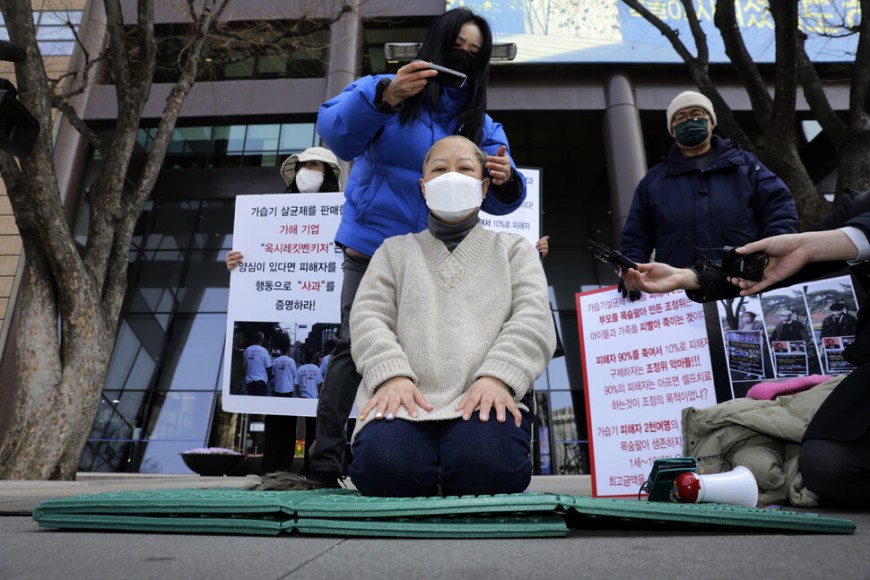 박수진 대표가 삭발하고 있다. 김명진 기자