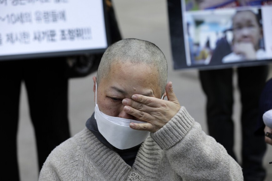 박수진 ‘가습기 살균제 4차 피해정보 공유모임’ 대표가 22일 오전 서울 종로구 광화문 교보빌딩 앞에서 ‘가습기 살균제 피해구제를 위한 조정위원회’의 조정안 수정을 요구하며 삭발한 뒤 눈물을 닦고 있다. 이들은 가습기 살균제 피해 아이들을 위한 미래 치료권 보장과 사망자 지원 확대 등을 조정안에 반영할 것을 요구했다. 김명진 기자 littleprince@hani.co.kr