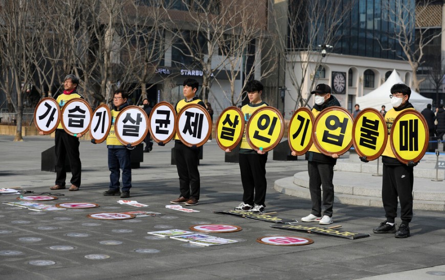 가습기살균제 피해자·유가족과 시민환경단체 회원들이 6일 낮 서울 종로구 광화문 광장 이순신장군 동상 앞에서 기자회견을 열어 ‘2023년도 가습기살균제 참사 피해조정안 수용촉구’, ‘옥시, 애경 불매운동 및 에스케이(SK)케미칼, 애경산업, 신세계이마트 형사처벌 및 유죄판결촉구’ 등을 외치며 손팻말을 들고 있다. 김혜윤 기자