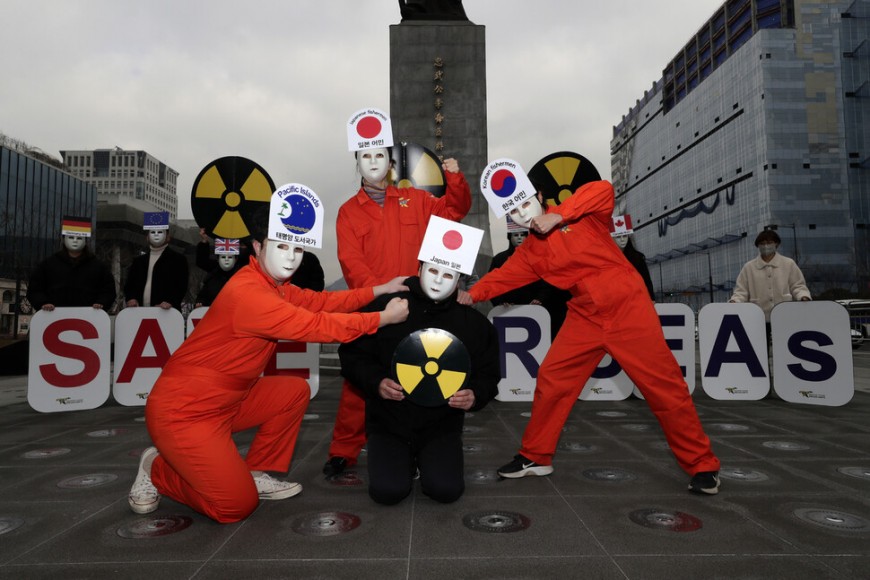 환경운동연합 바다위원회와 환경보건전국네트워크, 환경보건시민센터, 서울환경연합 회원들이 28일 오전 광화문 광장에서 주요 7개국(G7)과 일본어민, 한국어민 등 가면을 쓰고 일본의 후쿠시마 방사능오염수 바다 방류 반대 행위극을 하고 있다. 김명진 기자