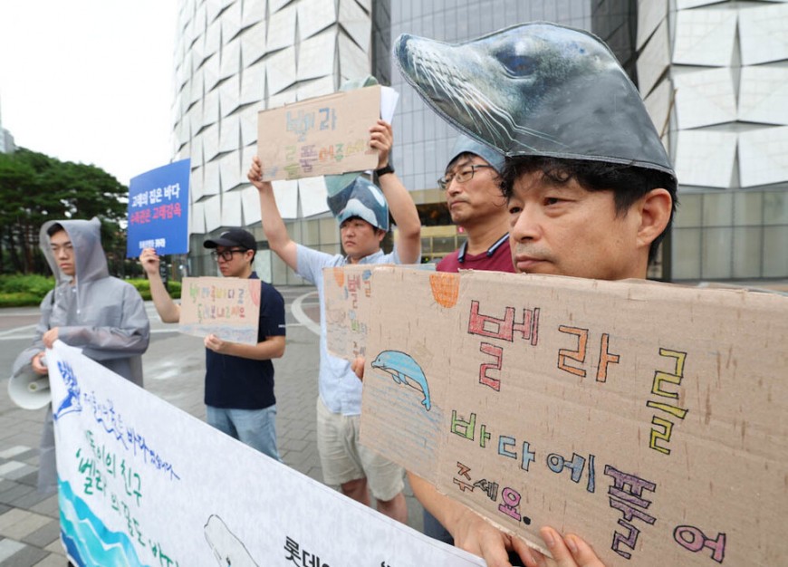 환경운동연합 바다위원회와 동물권행동 카라 등 환경단체 활동가들이 18일 오후 수족관이 있는 서울 잠실 롯데월드타워 앞에서 기자회견을 열어 이곳의 흰고래(벨루가) 등 전국 5개 수족관에 있는 고래 21마리를 바다로 돌려보낼 것을 촉구하고 있다. 김정효 기자 hyopd@hani.co.kr