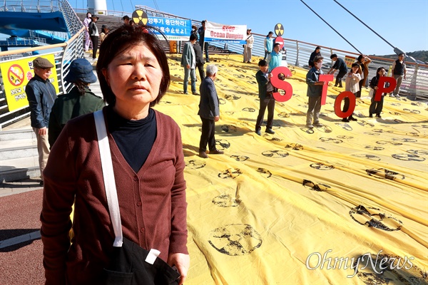 17일 오후 창원마산 3.15해양누리공원에서 열린 “일본방사성오염수 해양투기 중단 및 일본제품 불매촉구 육상 상징의식”. 임희자 낙동강네트워크 집행위원장.