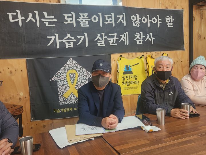 [전주=뉴시스] 최정규 기자= 전북지역 가습기살균제 피해자 문영환, 김정용, 김혜정씨(왼쪽부터)가 9일 피해사례를 밝히며 정부의 적극적인 보상을 요구했다. *재판매 및 DB 금지