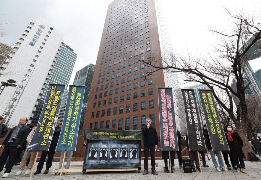 ‘영풍제련소 환경오염 및 주민건강피해공동대책위원회’ 등 환경단체회원들이 12일 서울 종로구 영풍빌딩 앞에서 “산림 고사의 원인, 낙동강 상류와 안동댐을 온통 카드뮴 등 중금속으로 오염시킨 오염원 영풍석포제련소를 비호하는 환경부와 노동부를 규탄한다” 말하고 있다. 강창광 선임기자