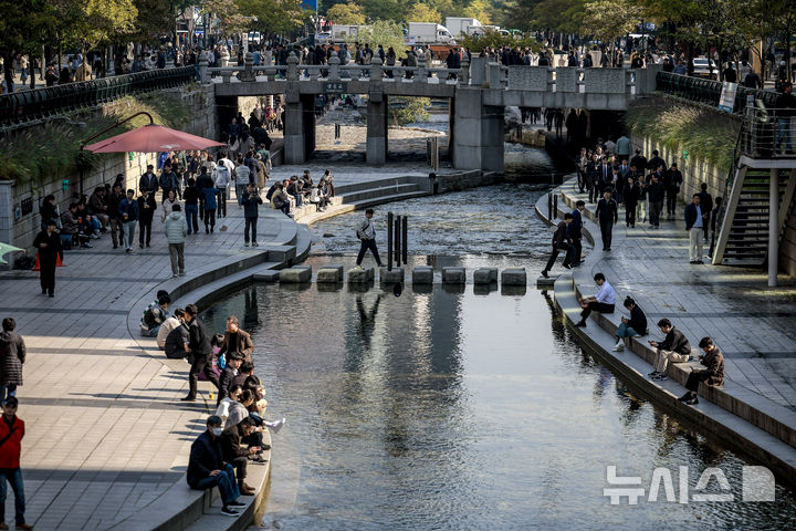 [서울=뉴시스] 정병혁 기자 = 완연한 가을 날씨를 보인 4일 서울 중구 청계천에서 시민들이 휴식을 취하고 있다. 2025.11.04. jhope@newsis.com