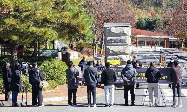 [포항=뉴시스] 송종욱 기자 = 18일 포항제철고 정문에서 포항환경운동연합·환경보건시민센터·한국석면추방네트워크 관계자가 기자회견을 통해 &quot;포항제철고의 학기 중 석면 철거 공사 중단과 학생과 교사의 안전한 대책을 수립할 것&quot;을 촉구하고 있다. 2025.11.18. sjw@newsis.com