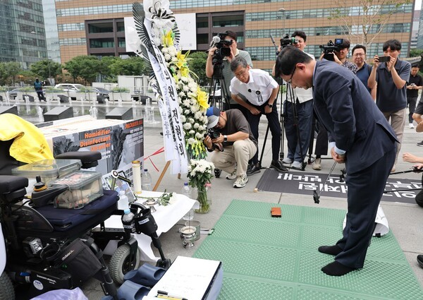 ▲김성환 기후에너지환경부 장관이 19일 서울 종로구 광화문광장에서 전국가습기살균제참사피해자연대가 설치한 고(故) 서영철 대표 분향소를 찾아 조문하고 있다. 연합뉴스