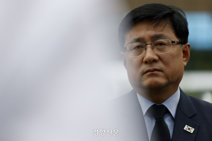김성환 기후에너지환경부 장관이 지난 19일 서울 광화문광장에 마련된 고 서영철 전국가습기살균제참사피해자 연대 대표 임시 분향소를 찾아 피해자들과 대화하고 있다. 문재원 기자
