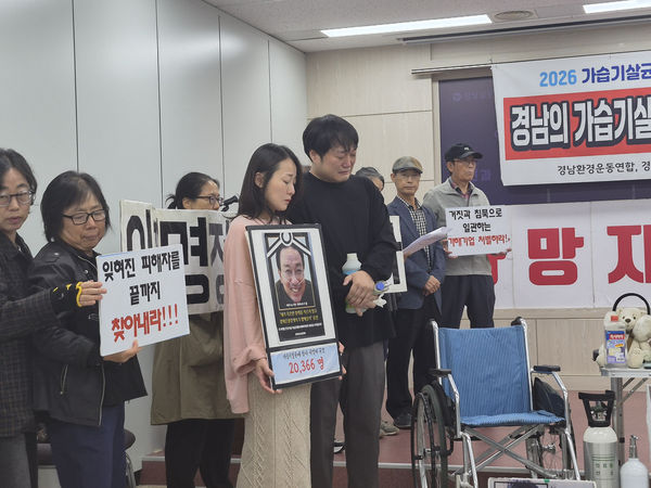 15일 가습기 피해자인 서영철 전국가습기살균제참사피해자연대 대표 아들 서한결 씨가 기자회견에 참석해 발언을 하고 있다. /최은주 기자