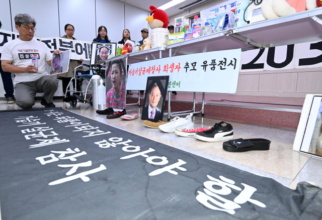경남지역 가습기살균제참사 유족 및 피해자들과 도내 시민단체 회원들이 15일 경남도청 프레스센터에서 참사 희생자들의 유품 전시와 정부와 국회, 사법부의 적극적인 대책 마련을 촉구하는 기자회견을 하고 있다./성승건 기자/